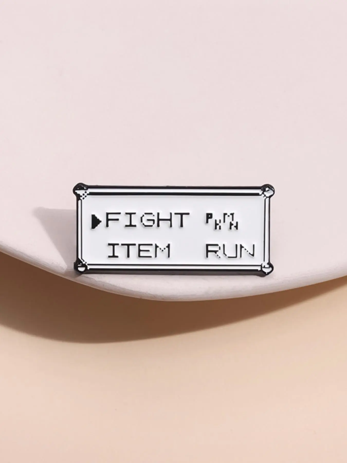 Men Accessories All - Broche à motif de lettres, broche