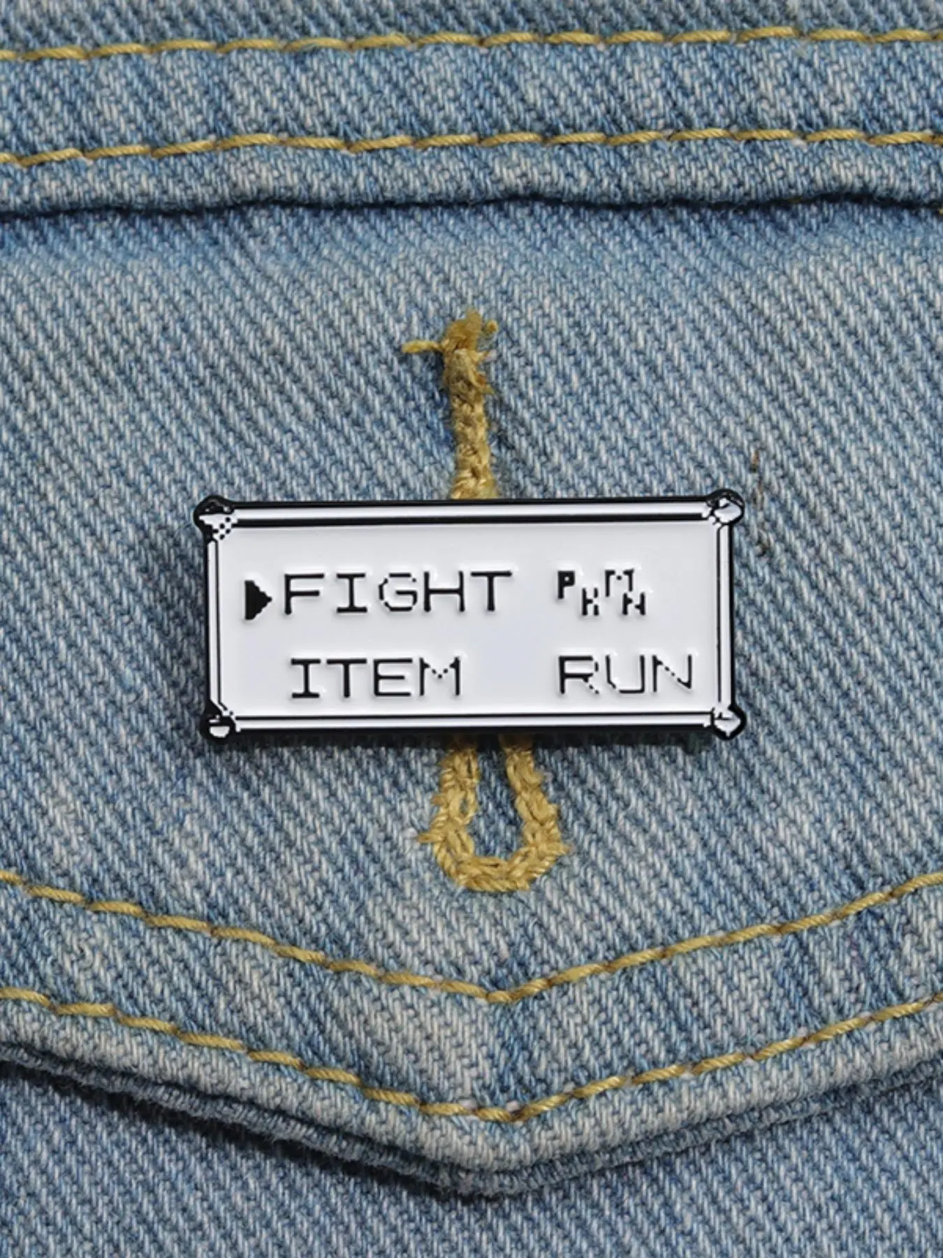 Broche à motif de lettres, bro - Men Accessories All avis et prix