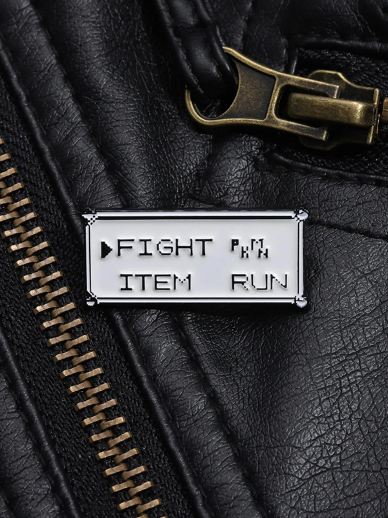 Broche à motif de lettres, bro - Men Accessories All avis et prix
